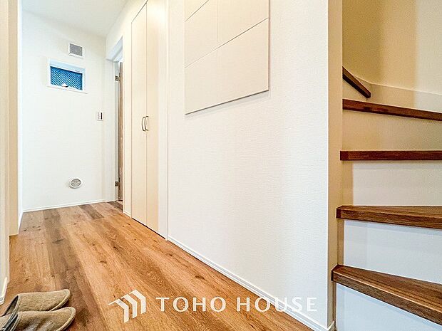 各フロアを結ぶ階段。集いの空間と一人の時間を楽しむプライベートルームをバランスよく繋いでいます。