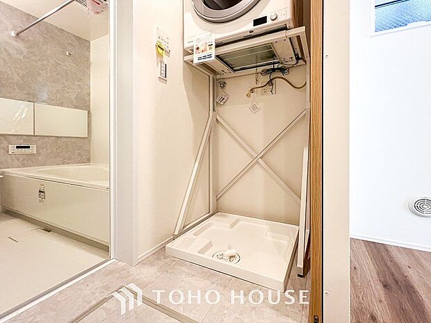 清潔感のあるカラーで統一されたランドリースペース。