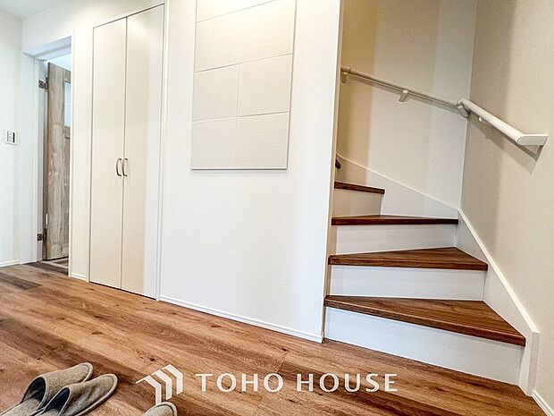 階段にはお子様やお年寄りに安心な手すりをご用意。