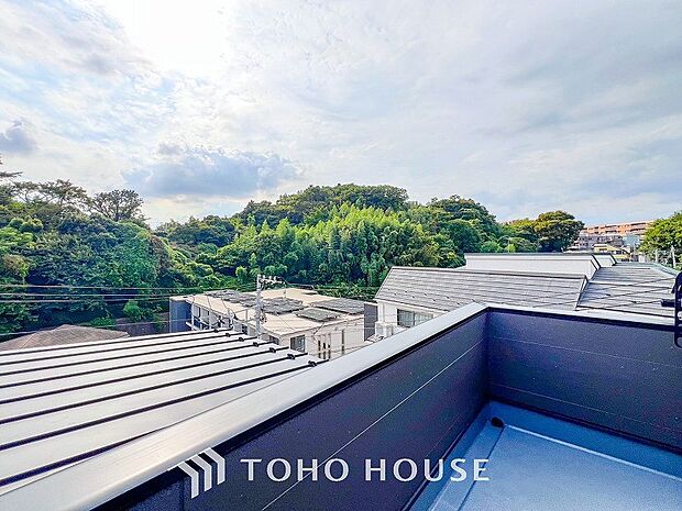 開放的で気持ちの良い眺望と青い空を満喫できます。