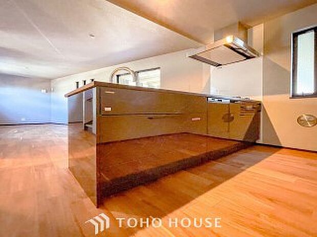 ご家族みんなで調理ができる位のスペースを実現したキッチン空間となっております。