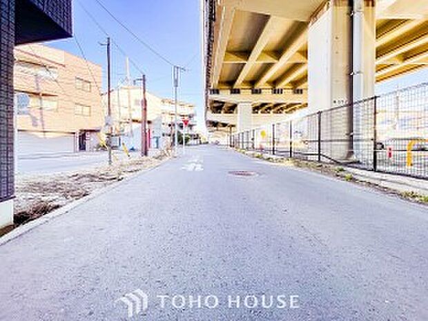 前面道路含む現地写真『快適』は「家」と「街」と「環境」が調和した時に訪れるだと改めて感じさせてくれます。