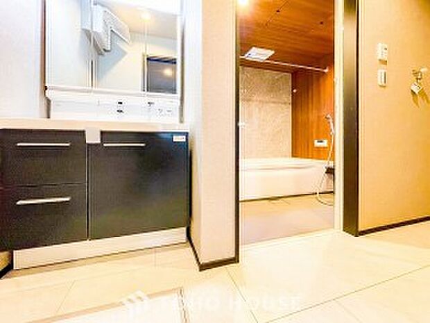 清潔感のあるプライベート空間は、身だしなみチェックや肌のお手入れに最適です。