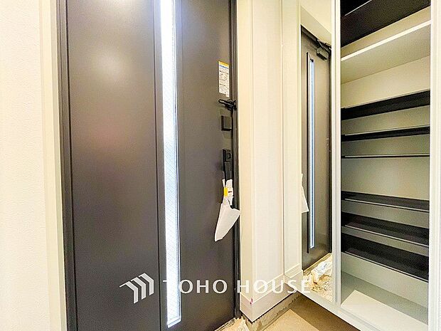 落ち着いた色を基調としていて、明るく優しい玄関となっています。