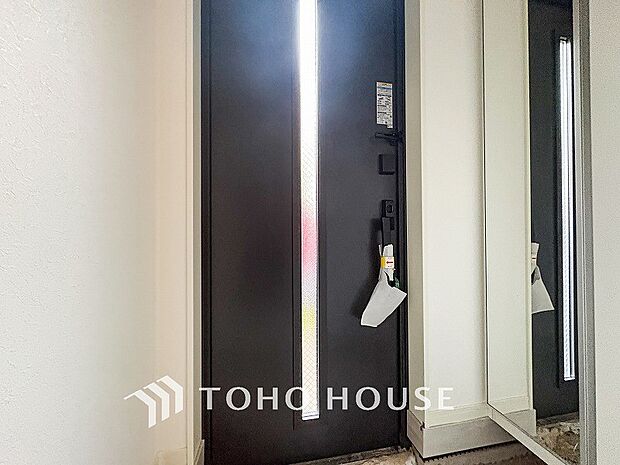 落ち着いた色を基調としていて、明るく優しい玄関となっています。