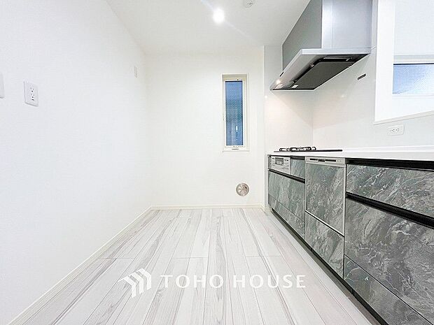 お手入れのしやすいすっきりしたシステムキッチンを採用しました。