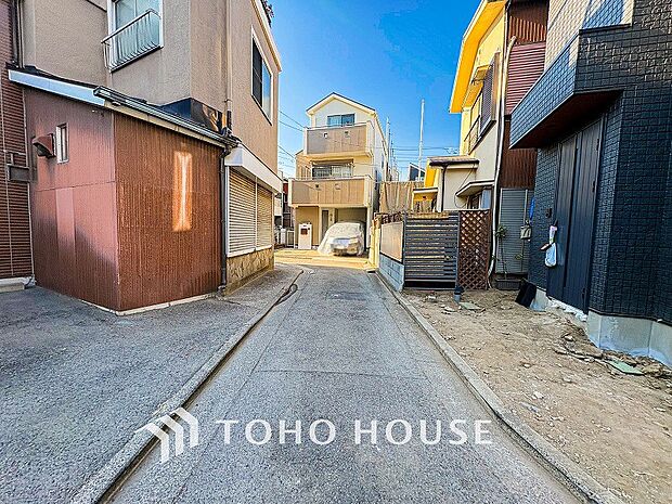 前面道路含む現地写真『快適』は「家」と「街」と「環境」が調和した時に訪れるだと改めて感じさせてくれます。