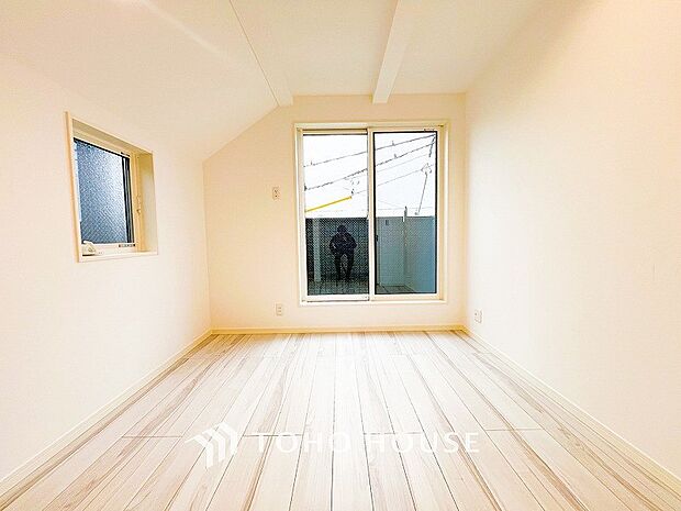 採光もアクセントの一つとして。プライベートルームにはやさしい光が射し込んでいます。