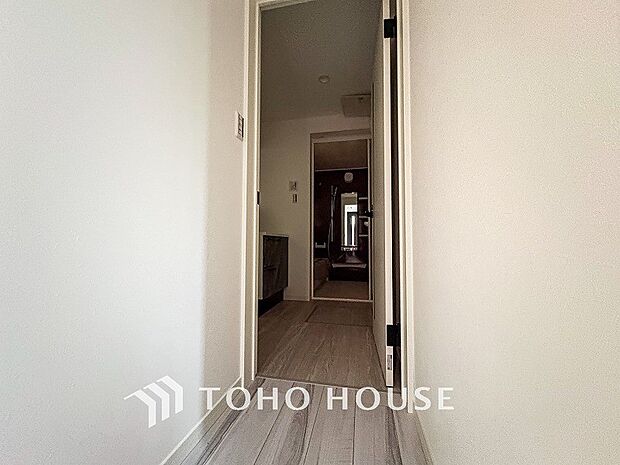 上質感漂う廊下。居住者の帰り、訪れる方を優しく迎える・安らぎに満ちた生活空間を予感させる。