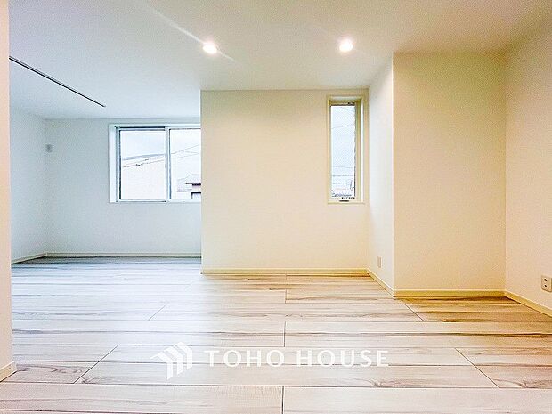 やわらかな陽射しがふりそそぎ、室内に開放感と爽快感をもたらします。