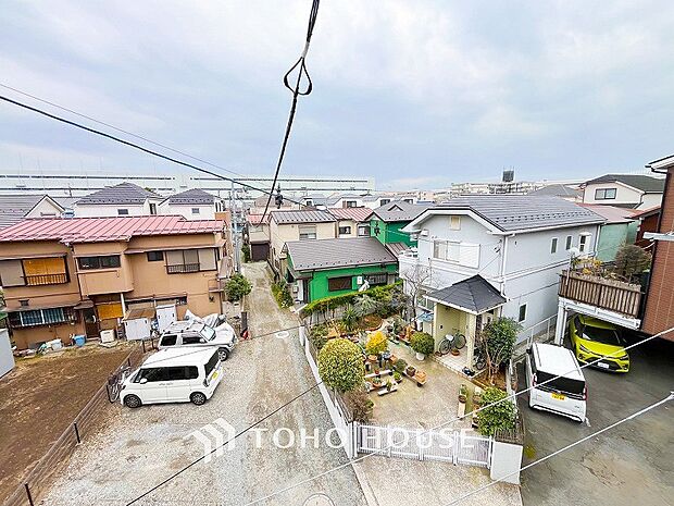 低層住宅が建ち並ぶきれいな街並みが遠くまで見渡せます。