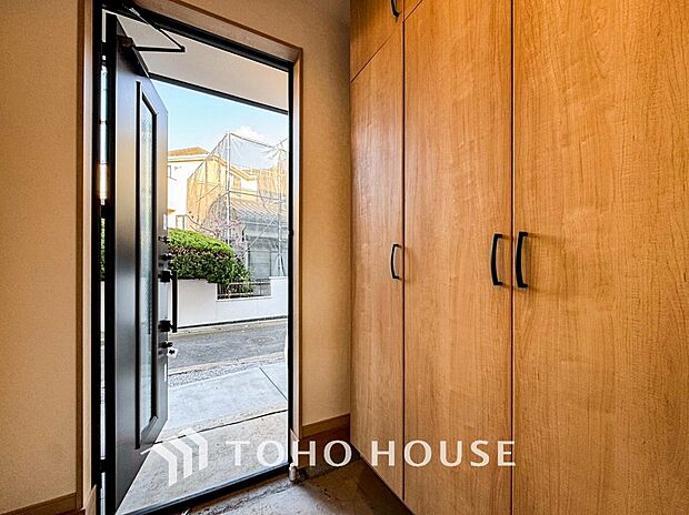 明るくコントラストのある、開放感と清潔感を兼ね備えた玄関。