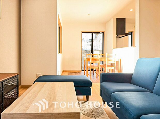 明るく開放的な空間が広がるLDK。室内には豊かな陽光が注ぎ込み、爽やかな住空間を演出。