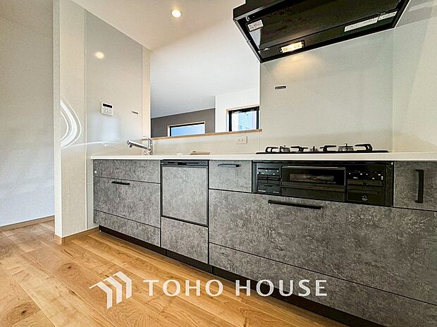 機能的で使い勝手のよさそうなキッチン。明るく清潔感があります。