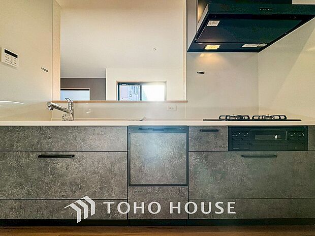 明るい自然光が入る対面キッチン。家族そろってキッチンに立っても調理がしやすい余裕の広さ。