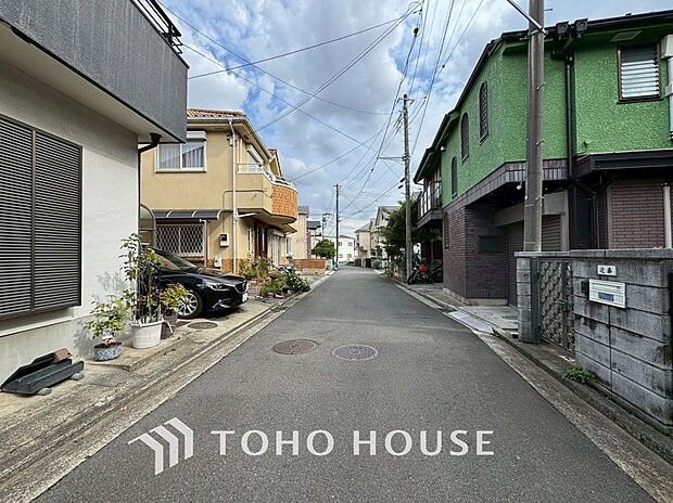 前面道路含む現地写真『快適』は「家」と「街」と「環境」が調和した時に訪れるだと改めて感じさせてくれます。