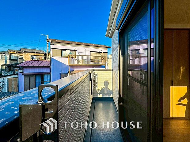 陽光とそよ風に触れることができるバルコニー。