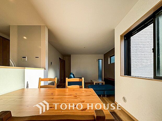 家族と過ごすひと時を溢れる光が優しく包み込むリビングダイニング。