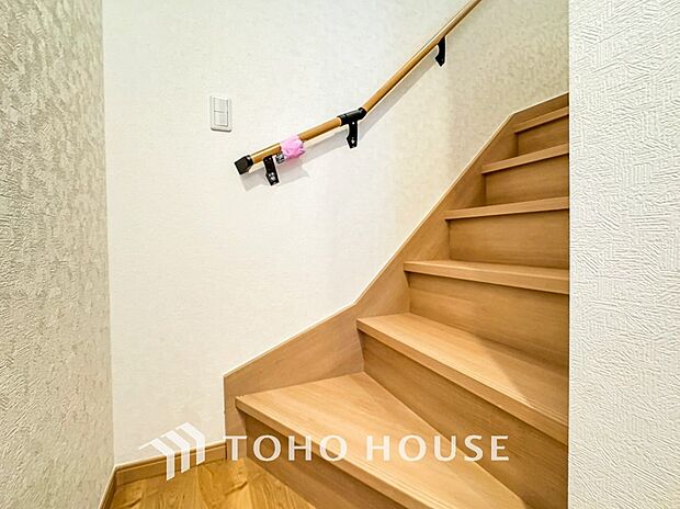 パブリックゾーンとプライベートゾーン繋ぐ階段。豊かな陽光が注ぎ込み、爽やかな住空間を演出。