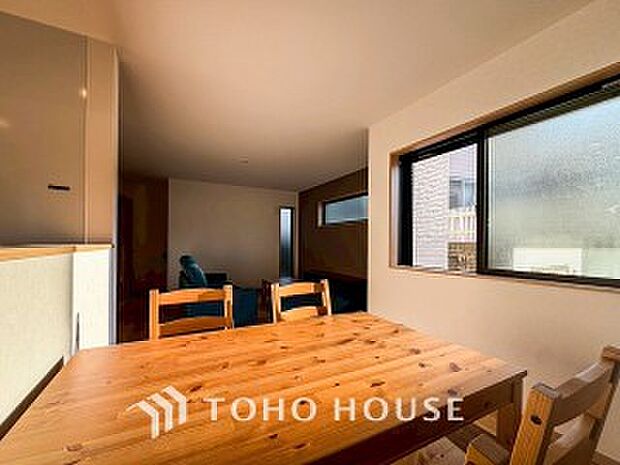 自然と家族が集う、開放感のある明るいダイニング。