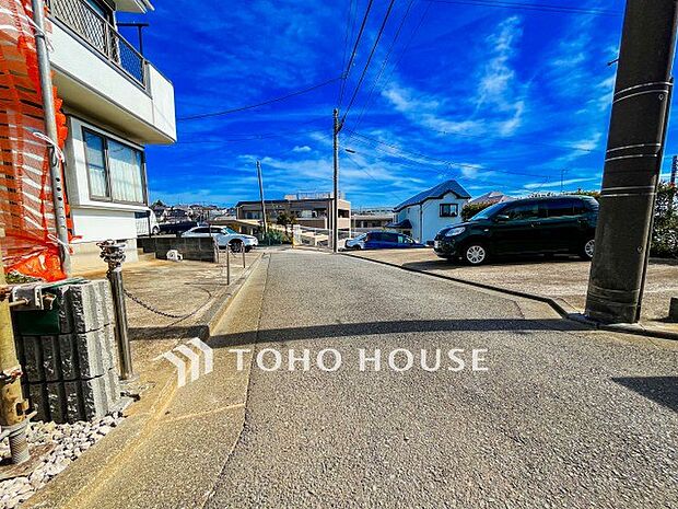 前面道路含む現地写真『快適』は「家」と「街」と「環境」が調和した時に訪れるだと改めて感じさせてくれます。