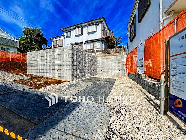 敷地内にカースペース有り。ゆとりある空間を保っています。