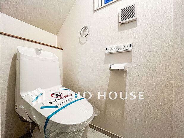 トイレはシンプルにホワイトで統一した温水洗浄付です。