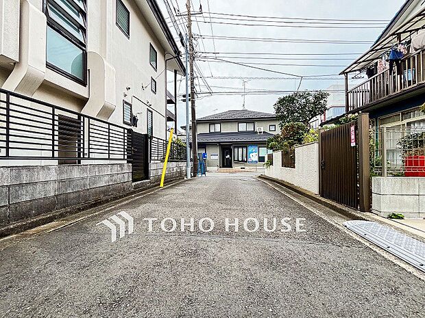 前面道路含む現地写真『快適』は「家」と「街」と「環境」が調和した時に訪れるだと改めて感じさせてくれます。