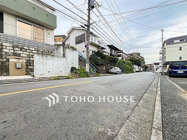 前面道路含む現地写真『快適』は「家」と「街」と「環境」が調和した時に訪れるだと改めて感じさせてくれます。