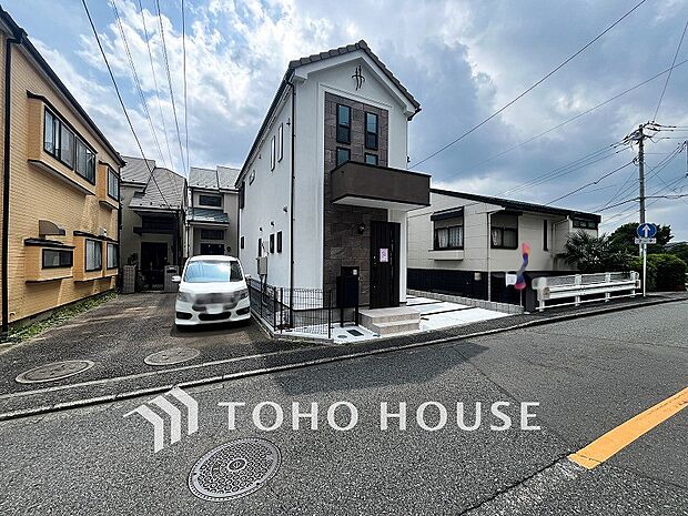 前面道路含む現地写真『快適』は「家」と「街」と「環境」が調和した時に訪れるだと改めて感じさせてくれます。