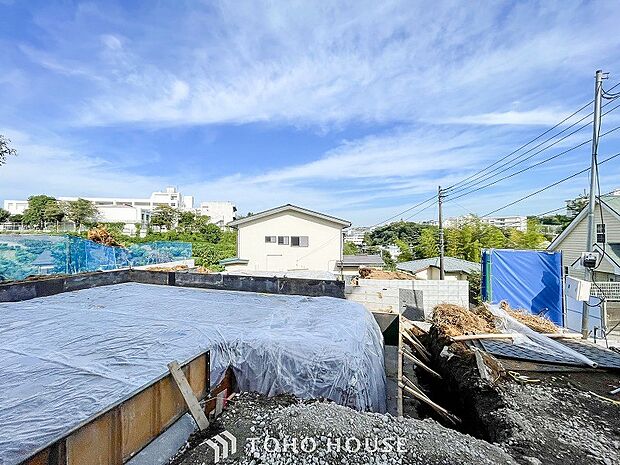 爽やかな青空の下に贅沢なほどに降り注ぐ陽光、豊かな居住性と、クオリティが見事に調和した住空間。