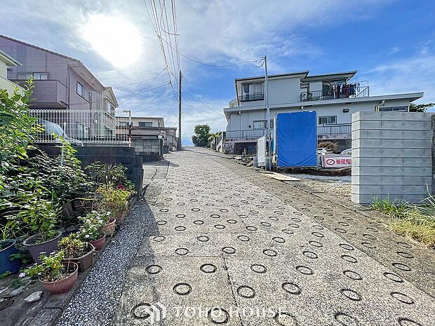 前面道路含む現地写真『快適』は「家」と「街」と「環境」が調和した時に訪れるだと改めて感じさせてくれます。