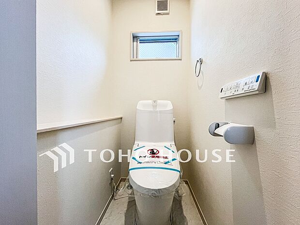トイレはシンプルにホワイトで統一した温水洗浄付です。