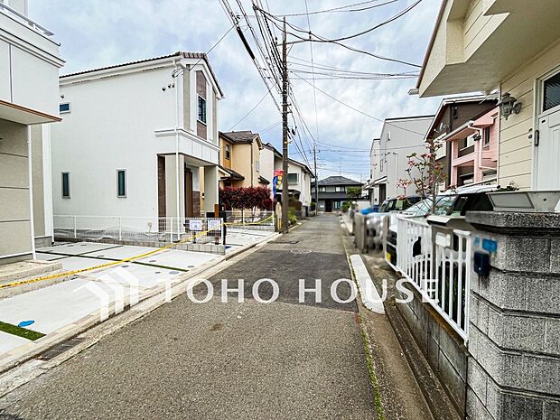 前面道路含む現地写真『快適』は「家」と「街」と「環境」が調和した時に訪れるだと改めて感じさせてくれます。