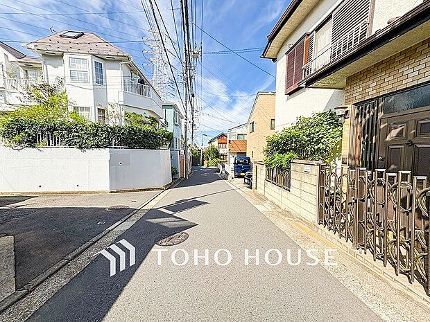 前面道路含む現地写真『快適』は「家」と「街」と「環境」が調和した時に訪れるだと改めて感じさせてくれます。