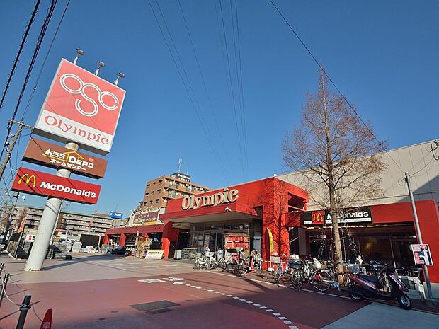 家電から日用品まで扱うディスカウントストア。建築資材、大工用品などのDIY用品の種類が豊富。駐車場200台完備。