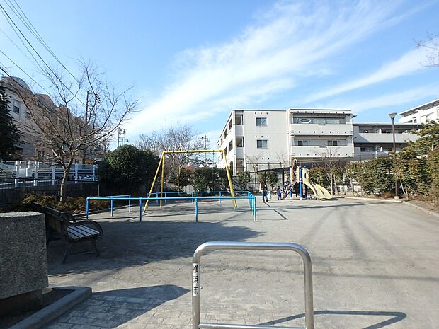閑静な住宅街の中の公園は小さな子供達に大人気。いつもかわいい声で賑わっています。