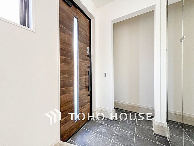 帰り着くたびに洗練されたテイストの空間に迎えられ誇りと喜びを感じる玄関まわりです。