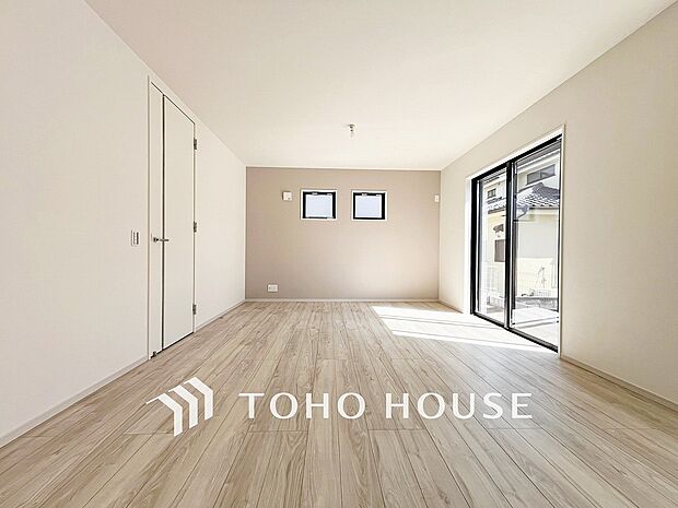 落ち着いた雰囲気に包まれた伸びやかな空間で、ゆったりと家族団らんの時間を過ごせます。