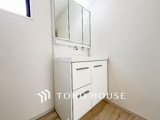 洗面台・洗面所パウダールームはナチュラルな雰囲気で清潔な印象。