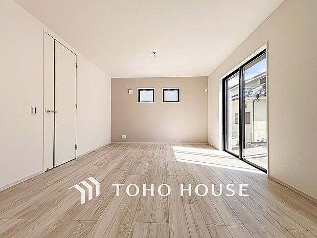 家族と過ごすひと時を溢れる光が優しく包み込むリビングダイニング。