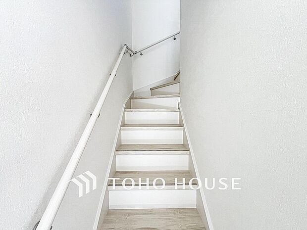 パブリックゾーンとプライベートゾーン繋ぐ階段。豊かな陽光が注ぎ込み、爽やかな住空間を演出。