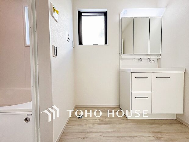 洗濯機を配置しても十分なスペースを確保しております。