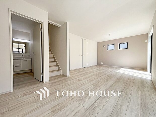 忙しい朝でも、しっかり家族が揃って食事をして頂けるゆとりある大きさのダイニングスペース。