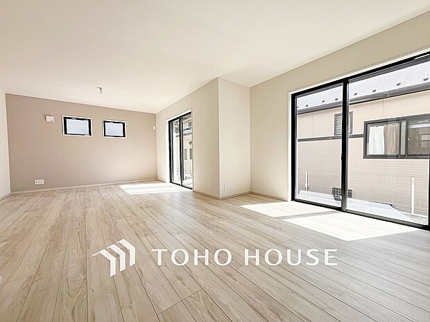 光と風があふれる開放的なリビングダイニングには自然と家族みんなが集まってきます。