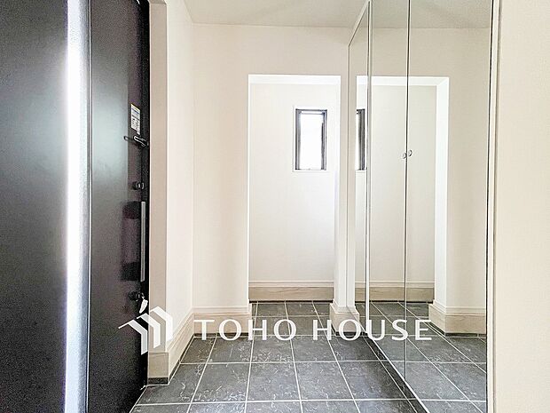 帰り着くたびに洗練されたテイストの空間に迎えられ誇りと喜びを感じる玄関まわりです。