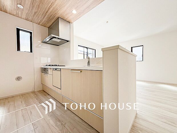 プライベートスペースを彩るインテリアとしての美と、快適な日常を支える機能性と強さがひとつになったキッチンです。