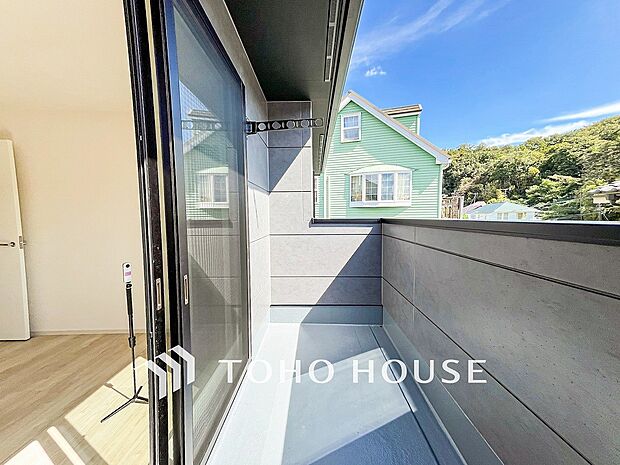 暮らしの中で光と風を演出してくれるバルコニー。