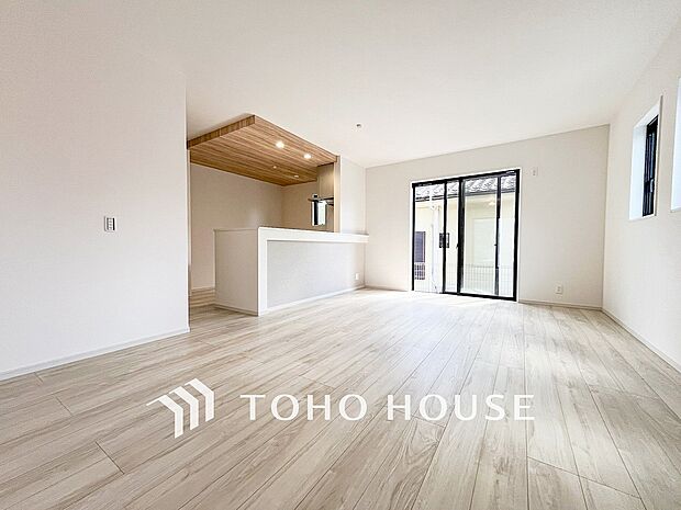 家族と過ごすひと時を溢れる光が優しく包み込むリビングダイニング。