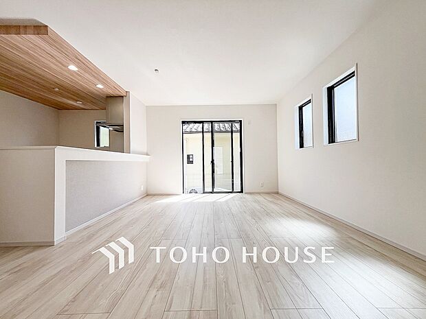 やわらかな陽射しがふりそそぎ、ゆったりした時間が流れる室内。